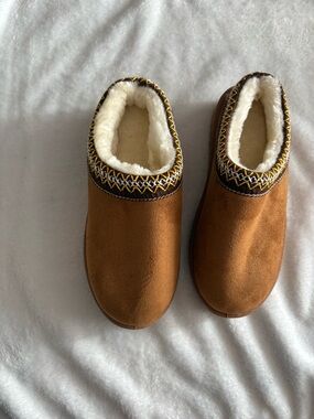 Women’s Cozy Tan Faux Fur Lined House Slippers EU 37 (US 6.5–7)